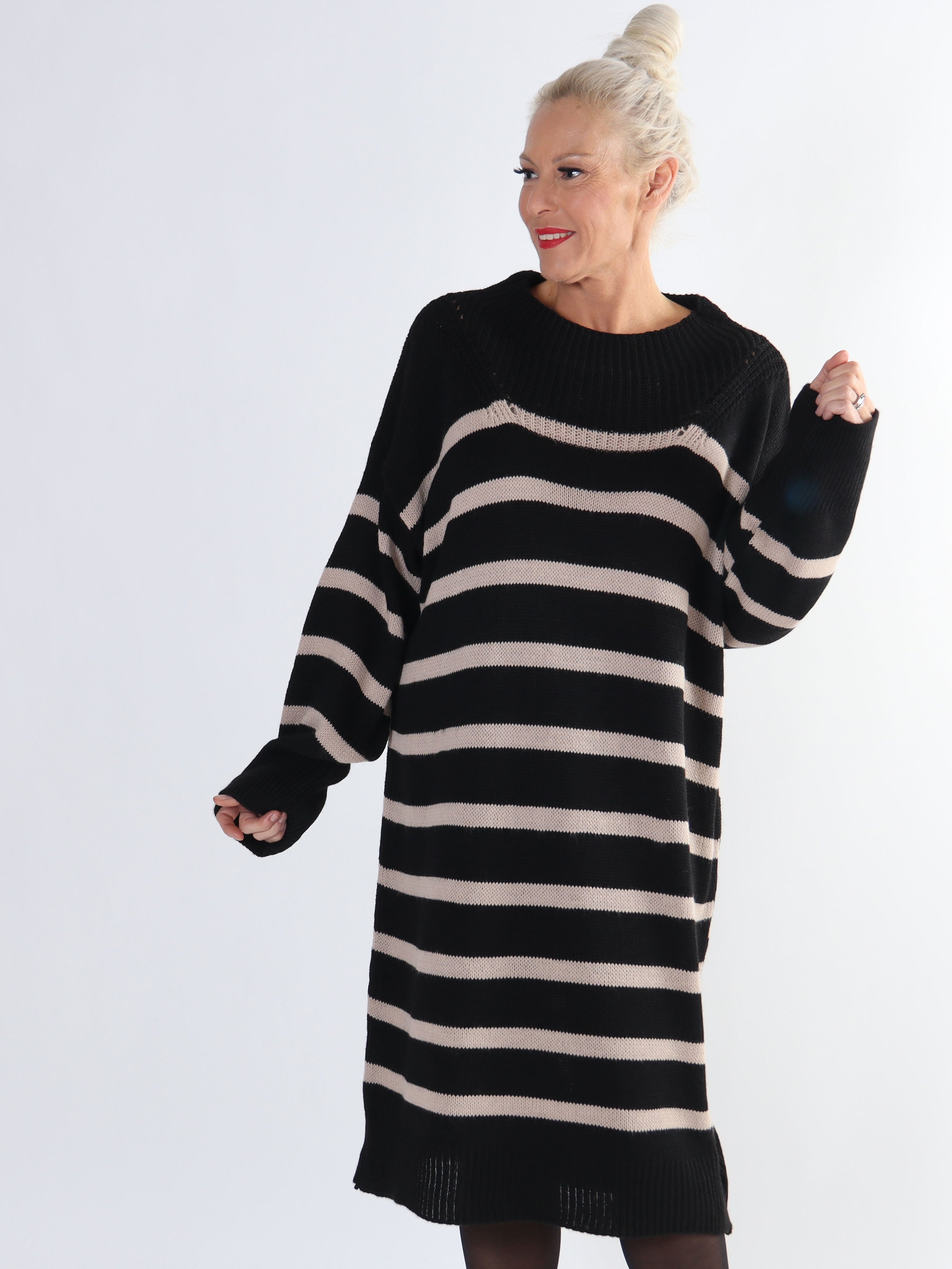 Ciara - Plus size strikkjole med striber